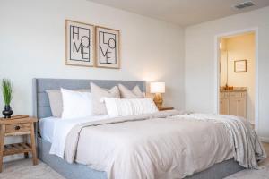 een slaapkamer met een groot bed met witte lakens bij Stunning 5Bd w Pool at Windsor Island Resort 4106 in Davenport