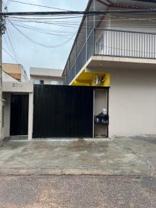 um edifício branco com uma cerca preta e uma varanda em Loft 05 Excelente Localização em Cuiabá