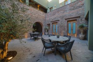 a patio with tables and chairs in a courtyard at HOTEL CASA ARANZAZU SAN LUIS POTOSI in San Luis Potosí +14 photos
