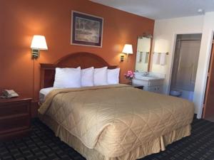 ein Hotelzimmer mit einem Bett und einem Bad in der Unterkunft Best Way Inn Seneca - Clemson in Seneca