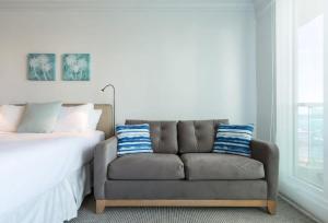 Uma cama ou camas num quarto em San Cristobal Studio - Oceanfront in Trendy Condado Location