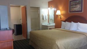 Pokój hotelowy z łóżkiem i łazienką w obiekcie Best Way Inn Seneca - Clemson w mieście Seneca