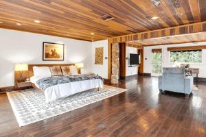1 dormitorio con 1 cama y 1 silla azul en Cactus House by AvantStay Famous Cactus Compound en Los Ángeles