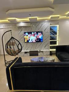 uma sala de estar com televisão numa parede de pedra em Frontline em Lagos