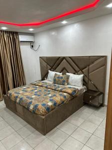 uma cama grande num quarto com tecto vermelho em Frontline em Lagos