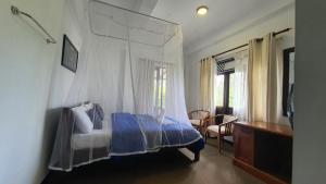 a bedroom with a bed with a canopy at Emerald Mirror Guest Ella in Ella