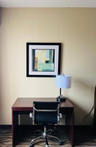 TV a/nebo společenská místnost v ubytování Quality Inn I-75 West Chester-North Cincinnati
