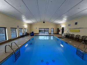 Bazén v ubytování Quality Inn I-75 West Chester-North Cincinnati nebo v jeho okolí