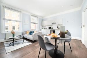倫敦的住宿－Cozy 1 bedroom flat in Greater London，客厅配有桌子和沙发