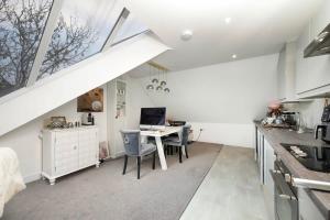 A cozinha ou cozinha compacta de Stylish 2BR flat in Ickenham