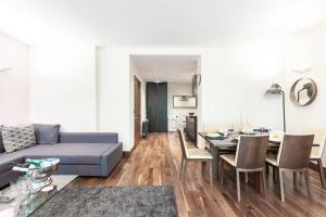 Зона вітальні в Modern and comfortable air-conditioned 2BR flat