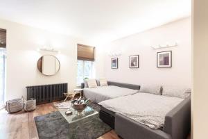 Krevet ili kreveti u jedinici u objektu Modern and comfortable air-conditioned 2BR flat