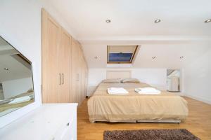 ロンドンにあるChic 3BR Home - Eats and Sights Closebyの大きなベッドと窓のある寝室