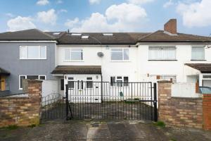 ロンドンにあるChic 3BR Home - Eats and Sights Closebyの白い家
