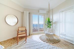 San Stefano Seaview Paradise - B9 في الإسكندرية: غرفة معيشة مع أرجوحة ونافذة