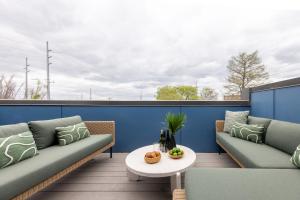 een patio met 2 banken en een tafel op een balkon bij Outrider 1024 by AvantStay Private Balcony Minutes to Broadway Downtown in Nashville