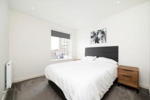 Katil atau katil-katil dalam bilik di Chic 2BR Flat in Greater London
