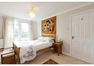 En eller flere senge i et værelse på 3BR Cheltenham Home - Elegance and Comfort