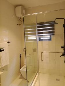 Bilik mandi di Nova Haven Apartments and suits