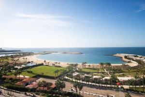 San Stefano Seaview Paradise - B9 في الإسكندرية: اطلالة على الشاطئ والمحيط