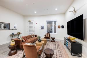 a living room with a couch and a tv at Outrider 111 by AvantStay 5 Minutes to Broadway in Nashville