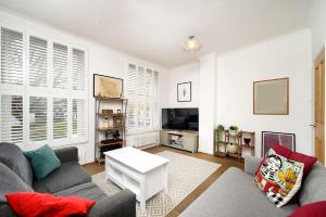 Chic and comfortable London 2BR home休息區