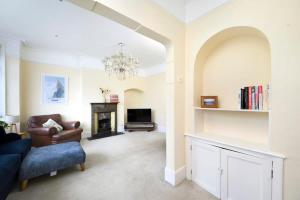 A seating area at Charming 1BR Shared Apartament