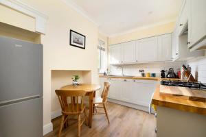 A kitchen or kitchenette at Charming 1BR Shared Apartament