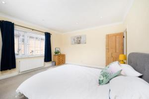 A bed or beds in a room at Charming 1BR Shared Apartament
