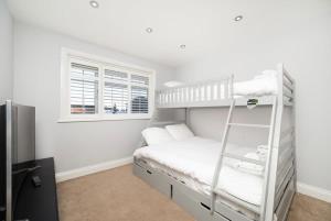 1 dormitorio con litera y escalera en Charming 3BR House with Garden en Uxbridge