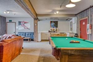 een woonkamer met een pooltafel en een bank bij Thunderhead Lodge Condo 204 - Modern Heated Pool & Games in Government Camp