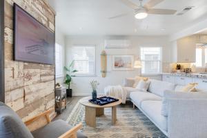 uma sala de estar com um sofá e uma mesa em Surfrider Buyout by AvantStay 2 Home Buyout By the Beach em Newport Beach