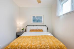 ニューポートビーチにあるSurfrider Buyout by AvantStay 2 Home Buyout By the Beachの白いベッドルーム(オレンジ色の毛布付きのベッド付)