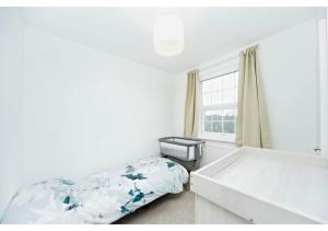 um quarto com uma cama e uma banheira em 5BR Family Home close to Parks and City Links em Purley