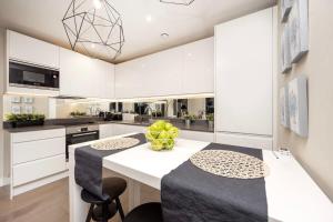 A kitchen or kitchenette at Stunning 2BR Apt Bromley Views Terrace