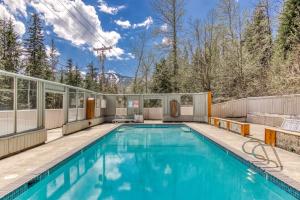 een zwembad op een huis met een berg bij Thunderhead Lodge Condo 204 - Modern Heated Pool & Games in Government Camp