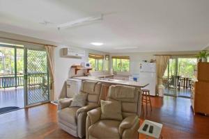 Posezení v ubytování On Agnes Time - Large, 3-Bedroom, Coastal Home in Central Agnes Water, Short Walk to Stunning Main Beach