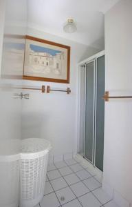 Koupelna v ubytování On Agnes Time - Large, 3-Bedroom, Coastal Home in Central Agnes Water, Short Walk to Stunning Main Beach