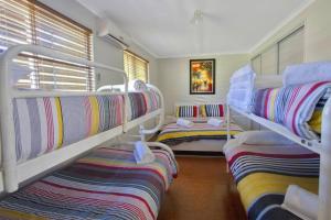 Postel nebo postele na pokoji v ubytování On Agnes Time - Large, 3-Bedroom, Coastal Home in Central Agnes Water, Short Walk to Stunning Main Beach
