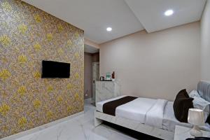 Tempat tidur dalam kamar di OYO B.K International Guest House