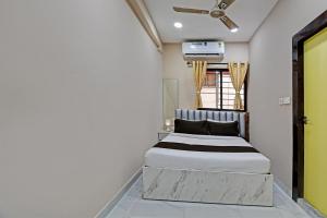 Tempat tidur dalam kamar di OYO B.K International Guest House