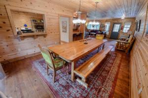 ein Esszimmer mit einem Holztisch und Stühlen in der Unterkunft Forest Edge Retreat in West Yellowstone