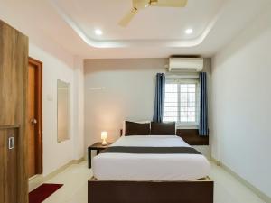 ハイデラバードにあるOYO Flagship Hotel Green Majestic-Hitexのベッドルーム(大型ベッド1台、窓付)