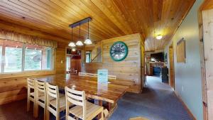 une salle à manger avec une grande table et des chaises en bois dans l'établissement Alpine Star Lodge, à West Yellowstone