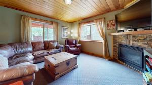 - un salon avec un canapé et une cheminée dans l'établissement Alpine Star Lodge, à West Yellowstone