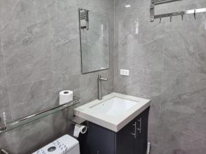 Koupelna v ubytování C Mary's Staycation in Tanza Cavite 2-3pax + 13 fotografií