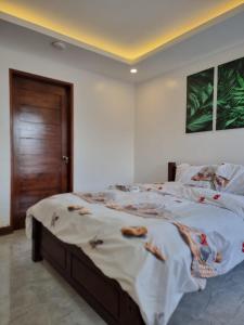 1 dormitorio con 1 cama grande en una habitación en Mary Ann Gurel, Amaya 2 Tanza Cavite Staycation, Transient, Short Term,Long Term, Condo Type with own Balcony., en Tanza