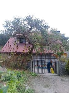 Το κτήριο όπου στεγάζεται  η παραθεριστική κατοικία +3 φωτογραφίες