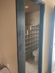 een badkamer met een douche en een toilet in een kamer bij Casa 28 Millas in Madre de Dios