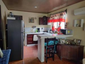 een keuken met een koelkast en een aanrecht bij Casa 28 Millas in Madre de Dios